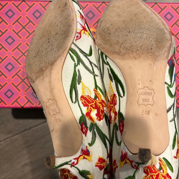 Tory Burch Cream Color Embroidered with Floral Print Kitten Heel Pumps~Like New! - Picture 7 of 12